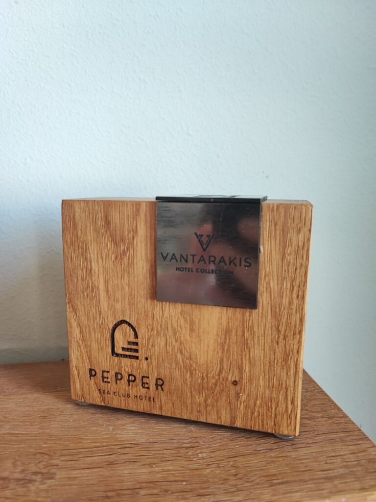 Pepper QR oak wood table stand