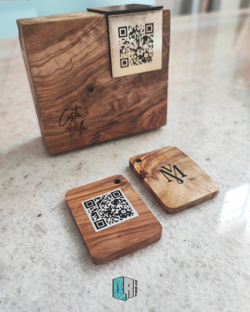 QR-store - Wooden stand & key ring