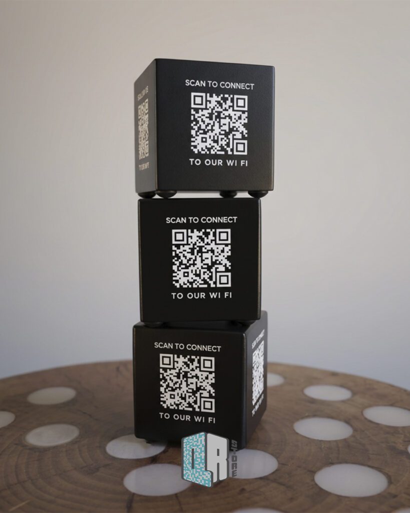 QR-store - Black wooden cube